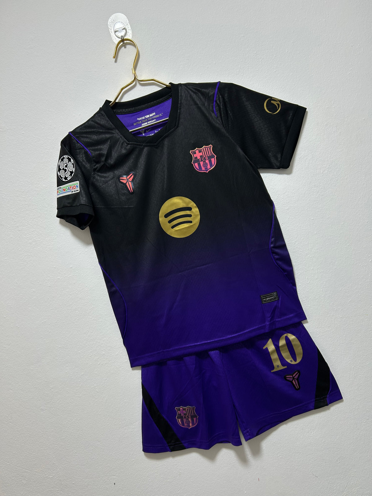 SET DEL FC BARCELONA PARA NIÑOS EDICIÓN BLACK MAMBA - Kobe Bryant