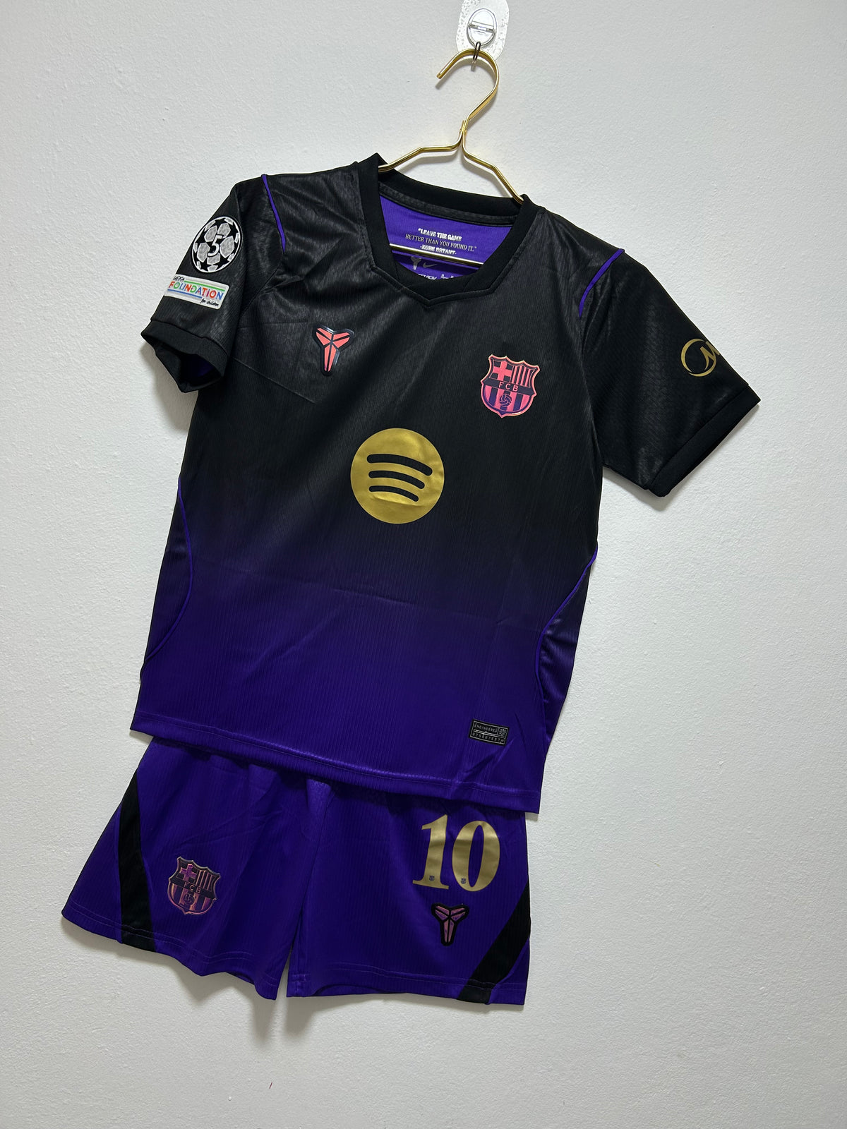 SET DEL FC BARCELONA PARA NIÑOS EDICIÓN BLACK MAMBA - Kobe Bryant