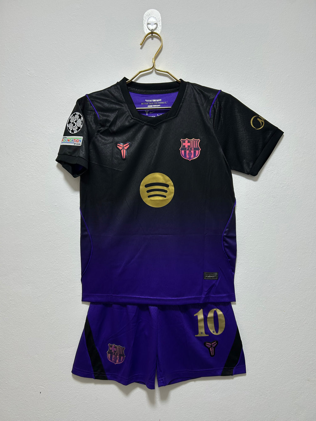 SET DEL FC BARCELONA PARA NIÑOS EDICIÓN BLACK MAMBA - Kobe Bryant