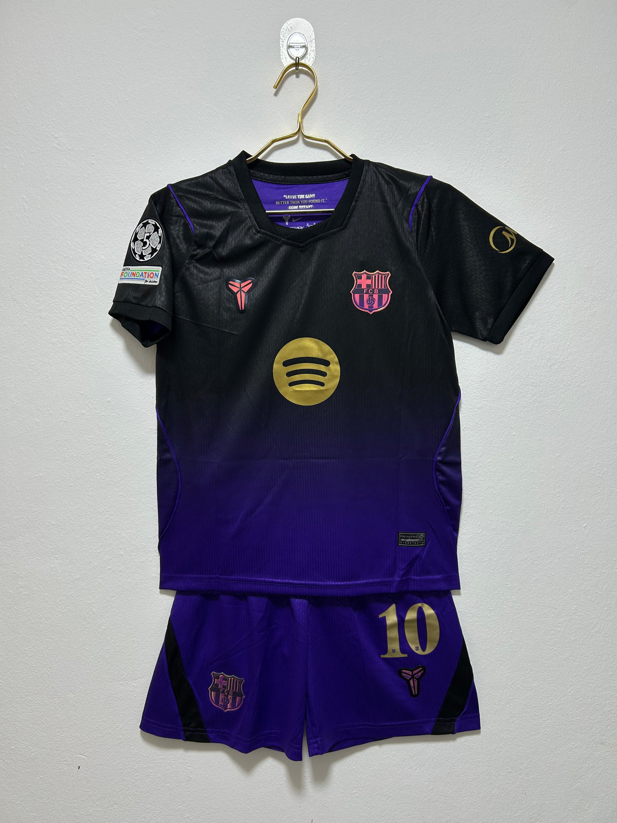 SET DEL FC BARCELONA PARA NIÑOS EDICIÓN BLACK MAMBA - Kobe Bryant