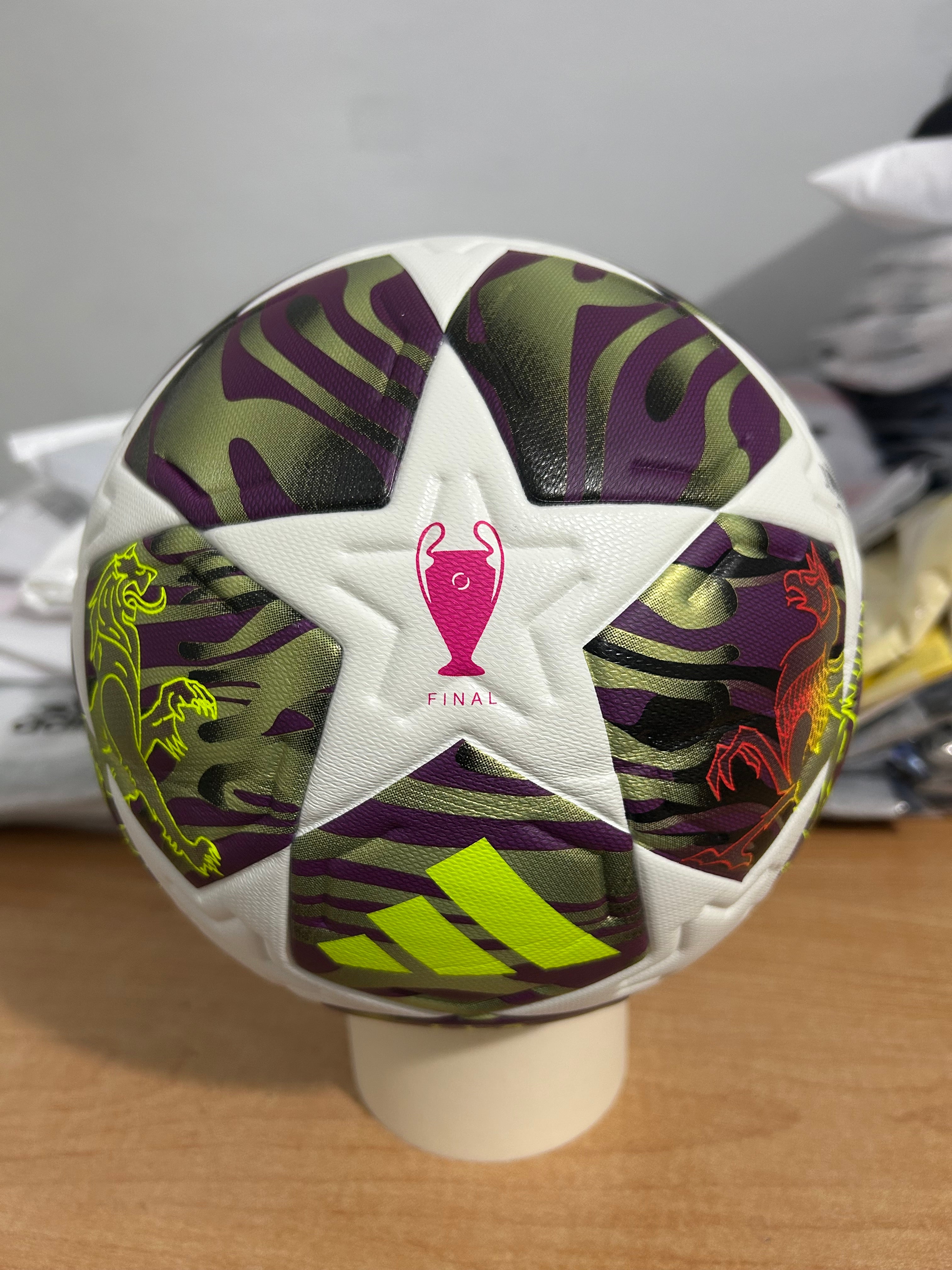 BALON ADIDAS FINALE CHAMPIONS LEAGUE 25/26 VERSION PRO