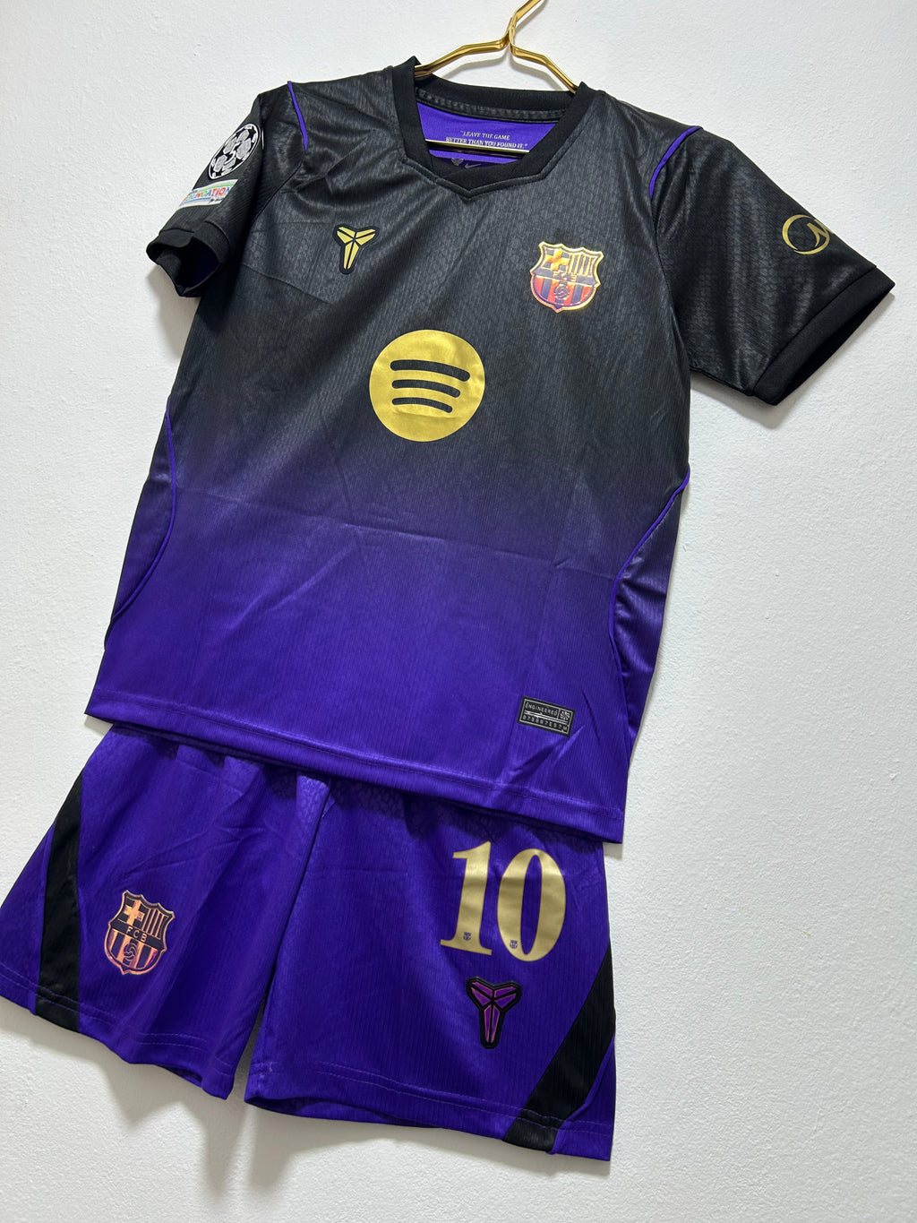 SET DEL FC BARCELONA PARA NIÑOS EDICIÓN BLACK MAMBA - Kobe Bryant