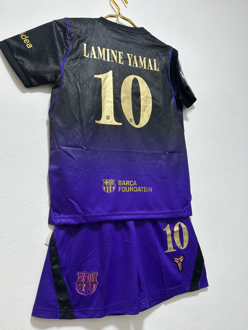 SET DEL FC BARCELONA PARA NIÑOS EDICIÓN BLACK MAMBA - Kobe Bryant