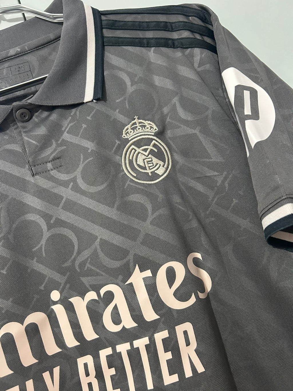 CAMISETA DEL REAL MADRID 2024/2025 SEGUNDA EQUIPACION VERSION FAN
